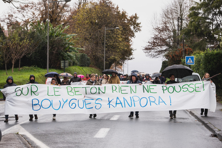 La marche, qui s'est déroulée sans heurts, s'est terminée par des prises de parole devant la mairie